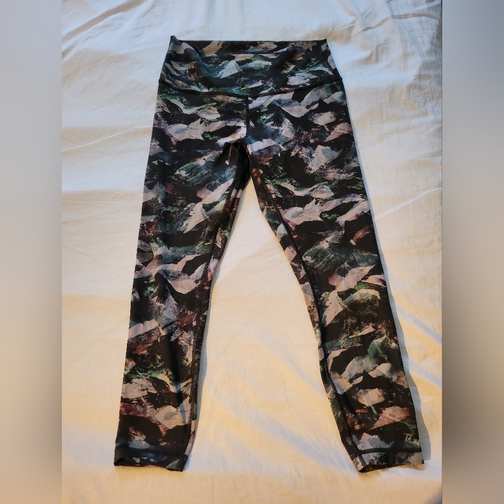 Lululemon wonder under crops